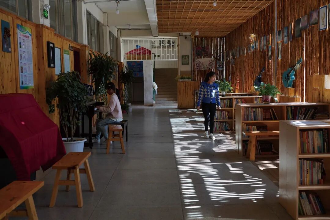 ▲阳光下的书吧，大家最常驻足的空间。摆放的几架钢琴，课间和课后学生可自由弹奏