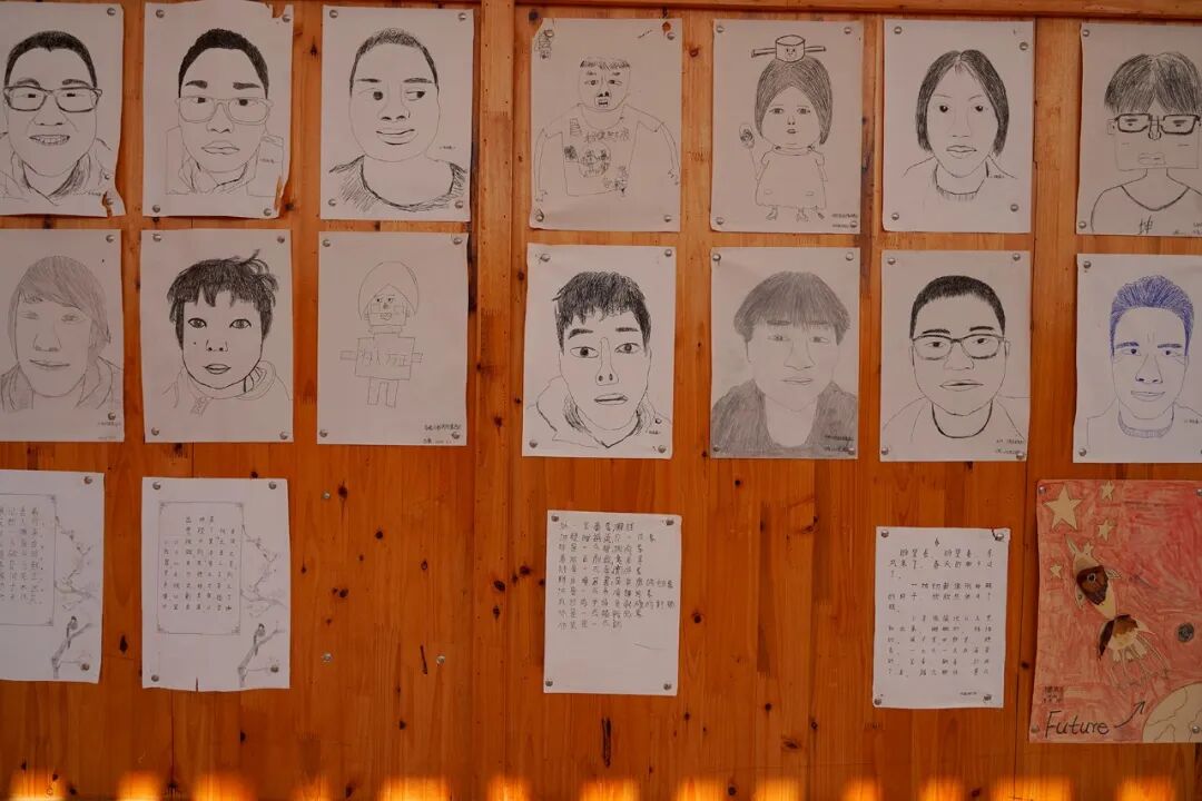 ▲教学楼走廊墙壁上，学生们的自画像