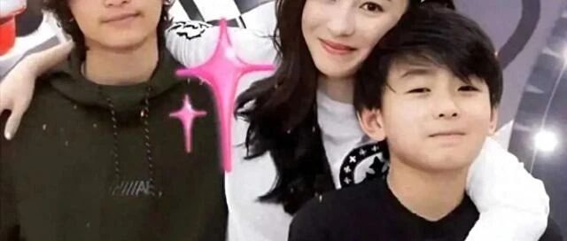 张柏芝小儿子罕见出镜!跟谢霆锋几乎一模一样,帅到没边