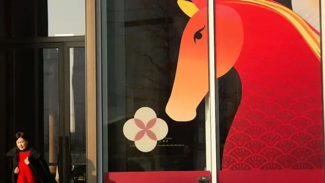 中国上海浦东滨江步道上一家餐厅的窗户上可见一幅马的生肖图案