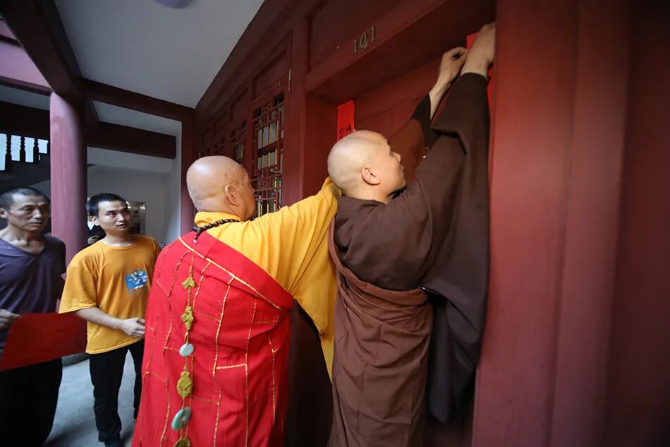 随喜赞叹！寂道发心在普陀山闭关三年半，道慈大和尚为他送关