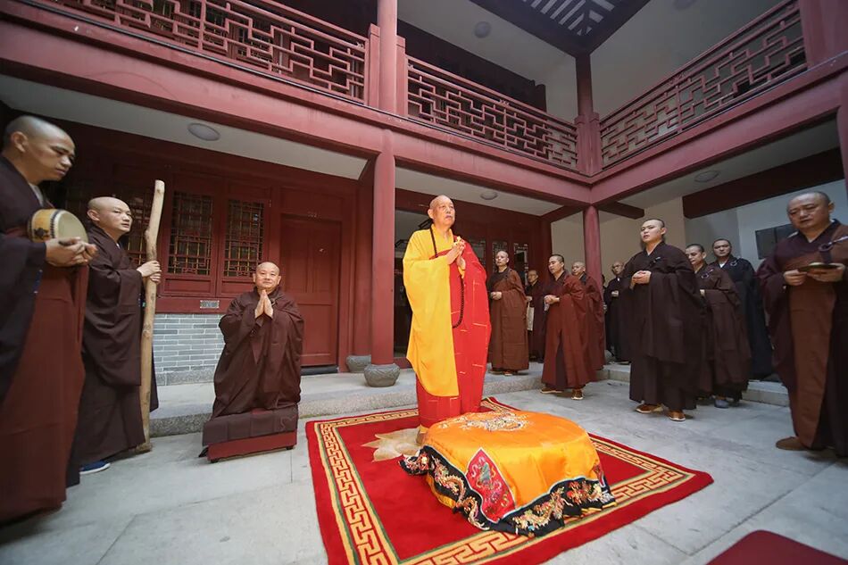 随喜赞叹！寂道发心在普陀山闭关三年半，道慈大和尚为他送关