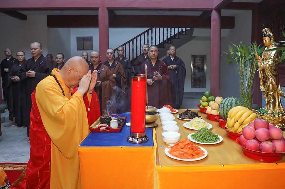 随喜赞叹！寂道发心在普陀山闭关三年半，道慈大和尚为他送关