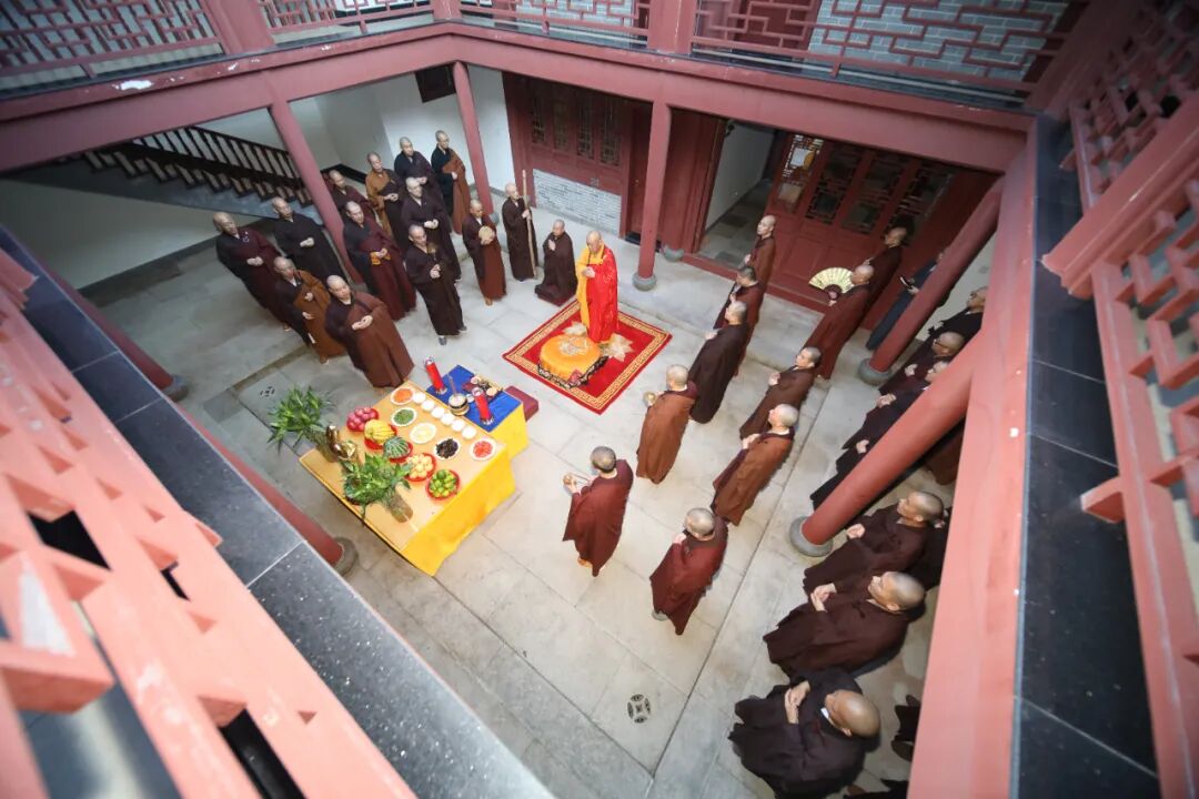 随喜赞叹！寂道发心在普陀山闭关三年半，道慈大和尚为他送关