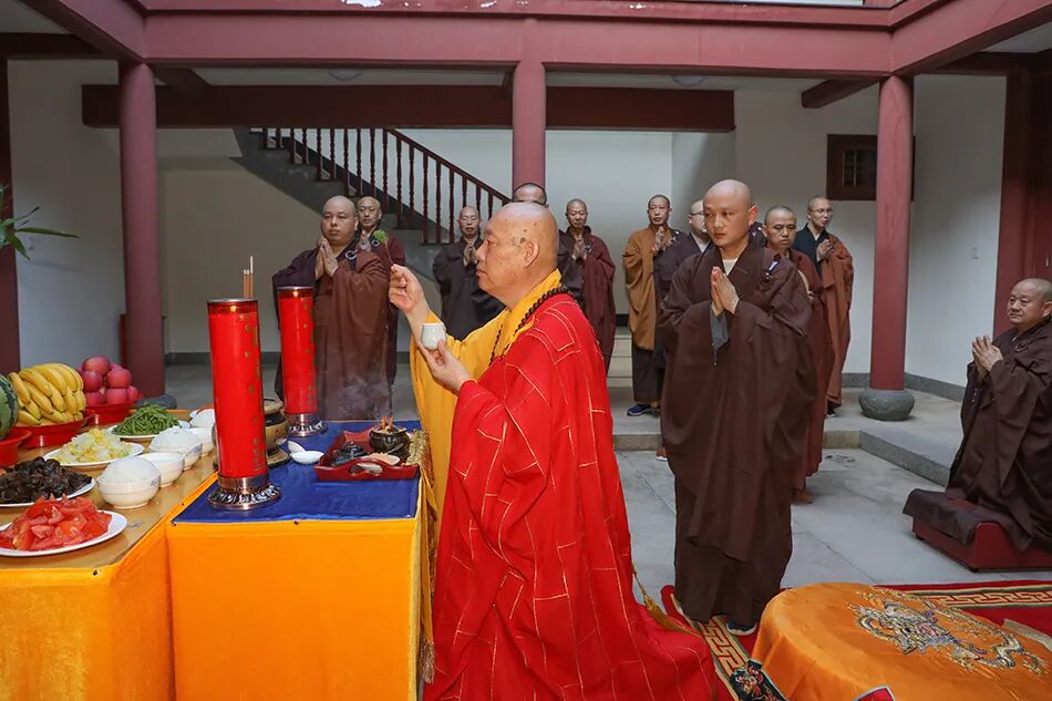 随喜赞叹！寂道发心在普陀山闭关三年半，道慈大和尚为他送关