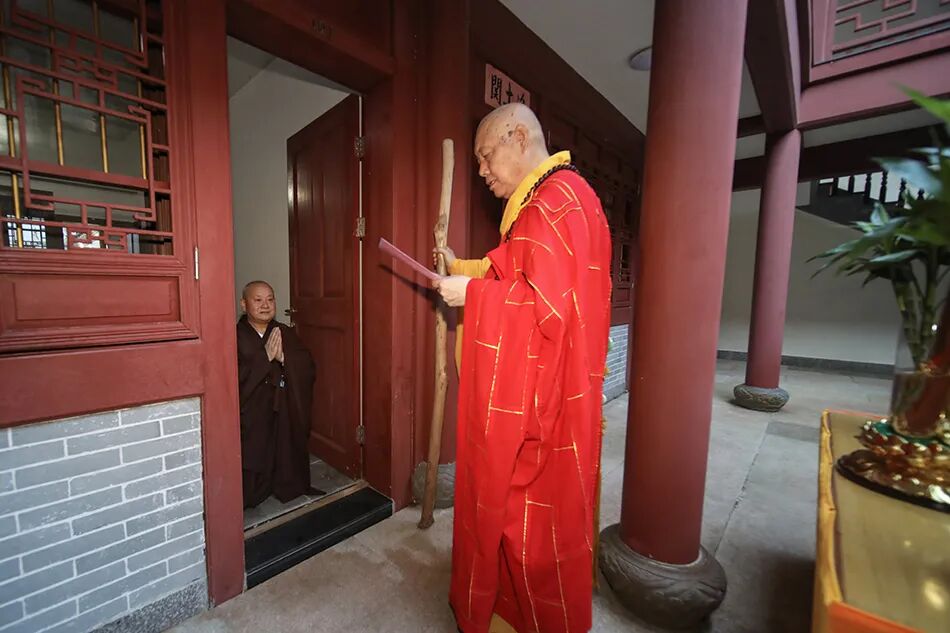 随喜赞叹！寂道发心在普陀山闭关三年半，道慈大和尚为他送关