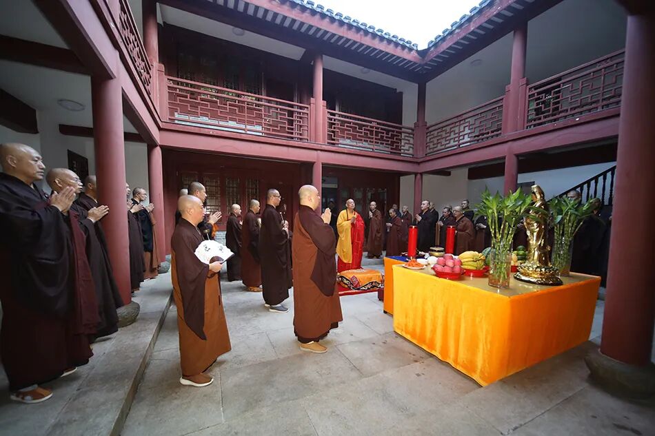 随喜赞叹！寂道发心在普陀山闭关三年半，道慈大和尚为他送关