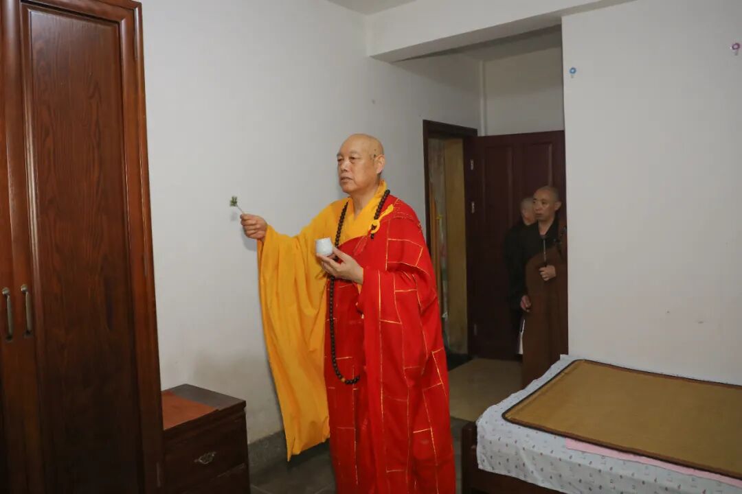 随喜赞叹！寂道发心在普陀山闭关三年半，道慈大和尚为他送关