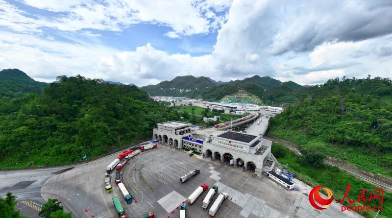 友谊关口岸出入境车辆往来不绝。人民网 雷琦竣摄