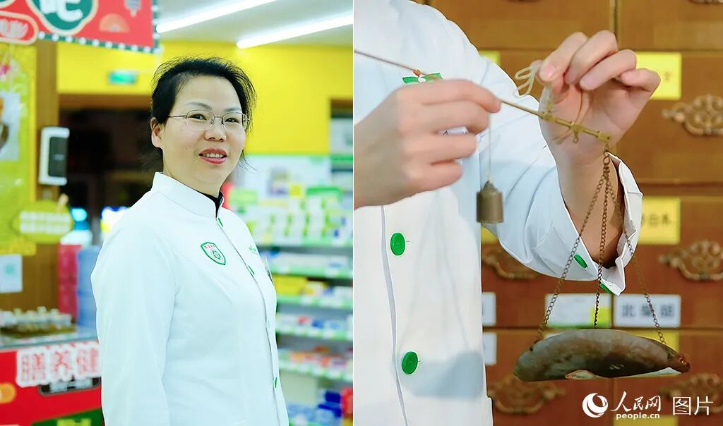 杨东琼正在使用中药戥子称量中药材。人民网记者 庄志斌摄