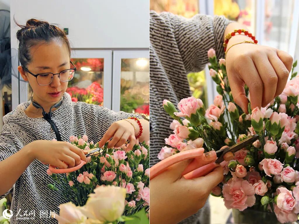 张女士正在修剪花枝。人民网记者 米媛摄&nbsp;