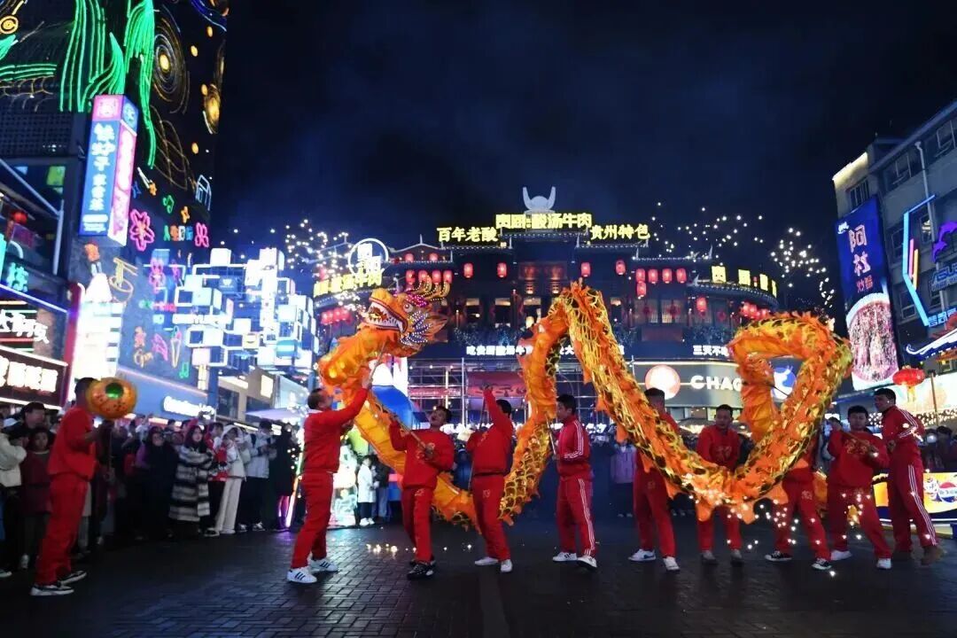 市民游客在青云市集内观看舞龙表演。