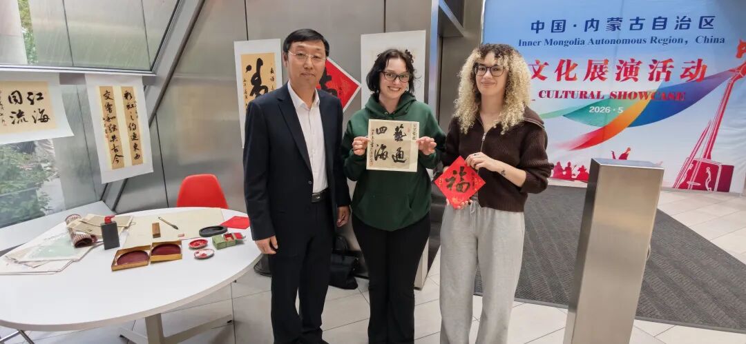 兴安盟书法家七斤跟随中国·内蒙古文化展演活动走进美国波特兰市 第1张