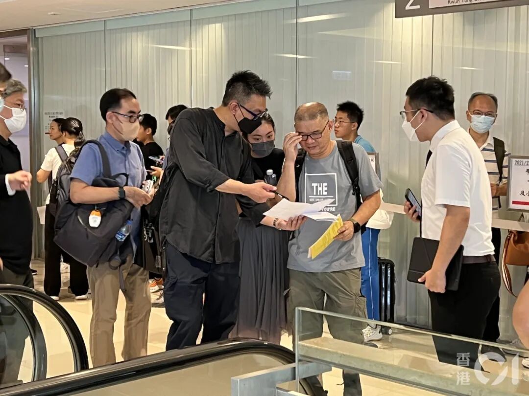 例如以往只会留个固话,邮箱联系的"高冷"港校们,现在也是开通了官方