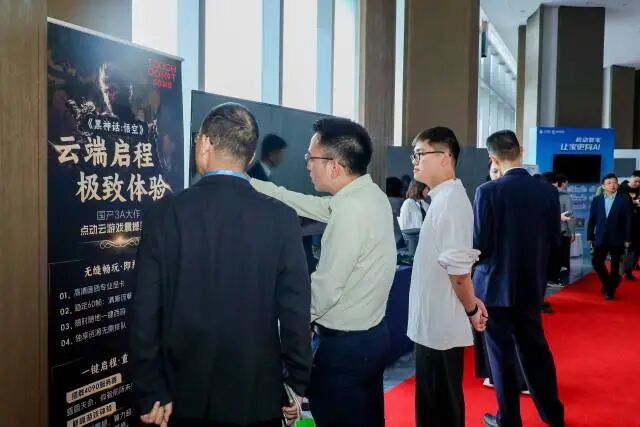 2024年大湾区文投会活动现场，文化企业向与会者介绍文化产品。