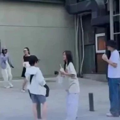 李小璐贾乃亮带女儿甜馨出游,霍思燕杜江和儿子嗯哼伴游