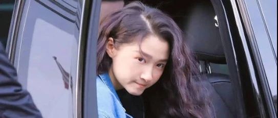 关晓彤新剧路透照曝光,卷发女孩又来征服你的心!