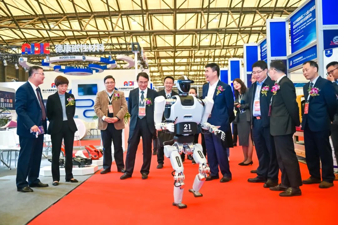 中国电科第一代人形机器人发布,通用机器人离我们有多远?