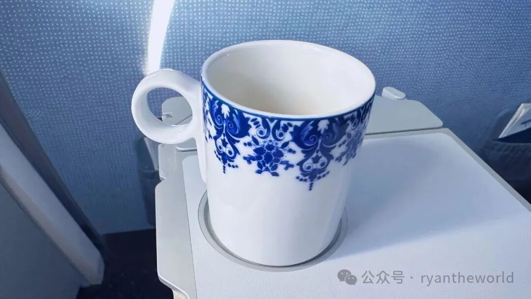 赫尔辛基飞阿姆斯特丹荷航商务舱餐盒实测 隔夜配餐干硬点心引吐槽