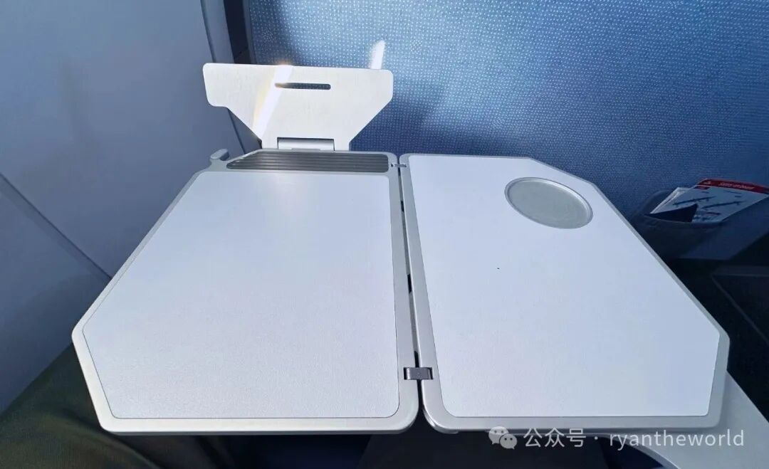 赫尔辛基飞阿姆斯特丹荷航商务舱餐盒实测 隔夜配餐干硬点心引吐槽