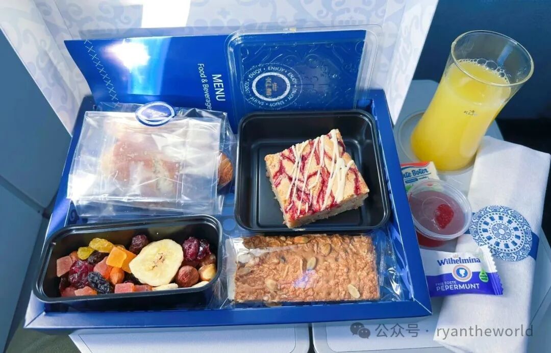 赫尔辛基飞阿姆斯特丹荷航商务舱餐盒实测 隔夜配餐干硬点心引吐槽