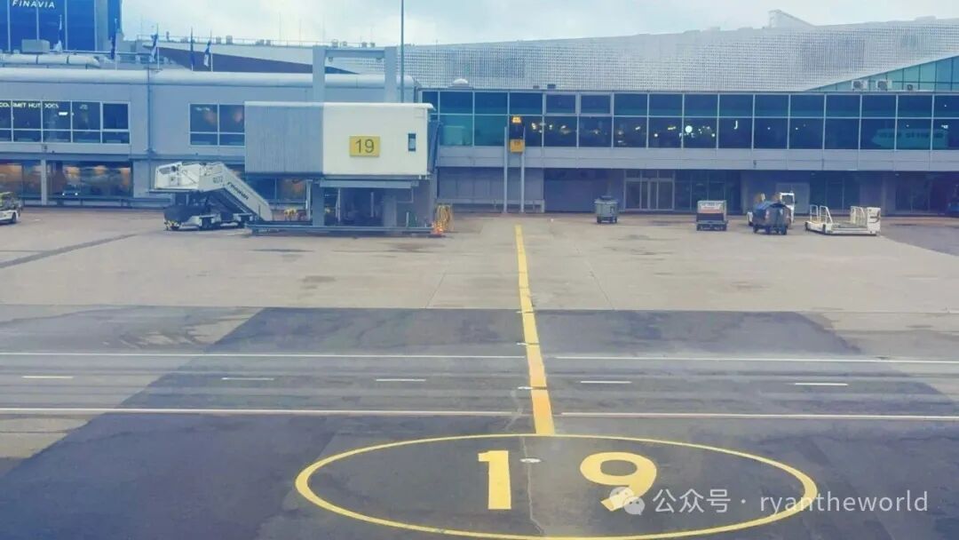 赫尔辛基飞阿姆斯特丹荷航商务舱餐盒实测 隔夜配餐干硬点心引吐槽