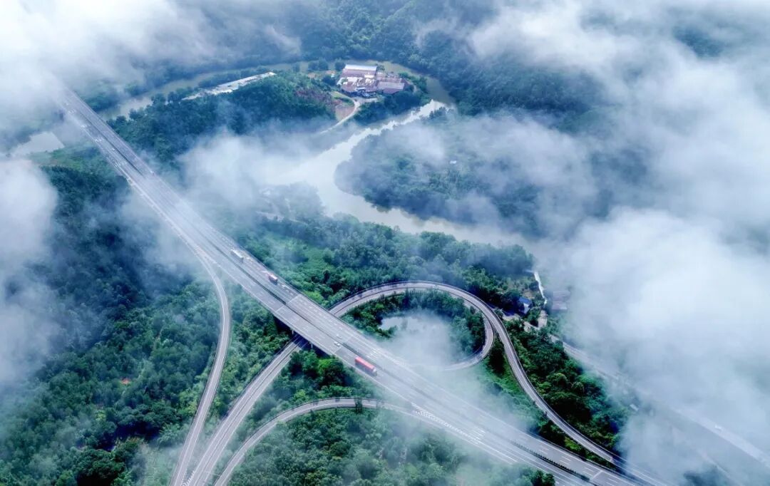 6月10日，航拍的G45大广高速全南县路段，晨雾缭绕的高速公路与田园、村庄、山峦相映成景。.jpg