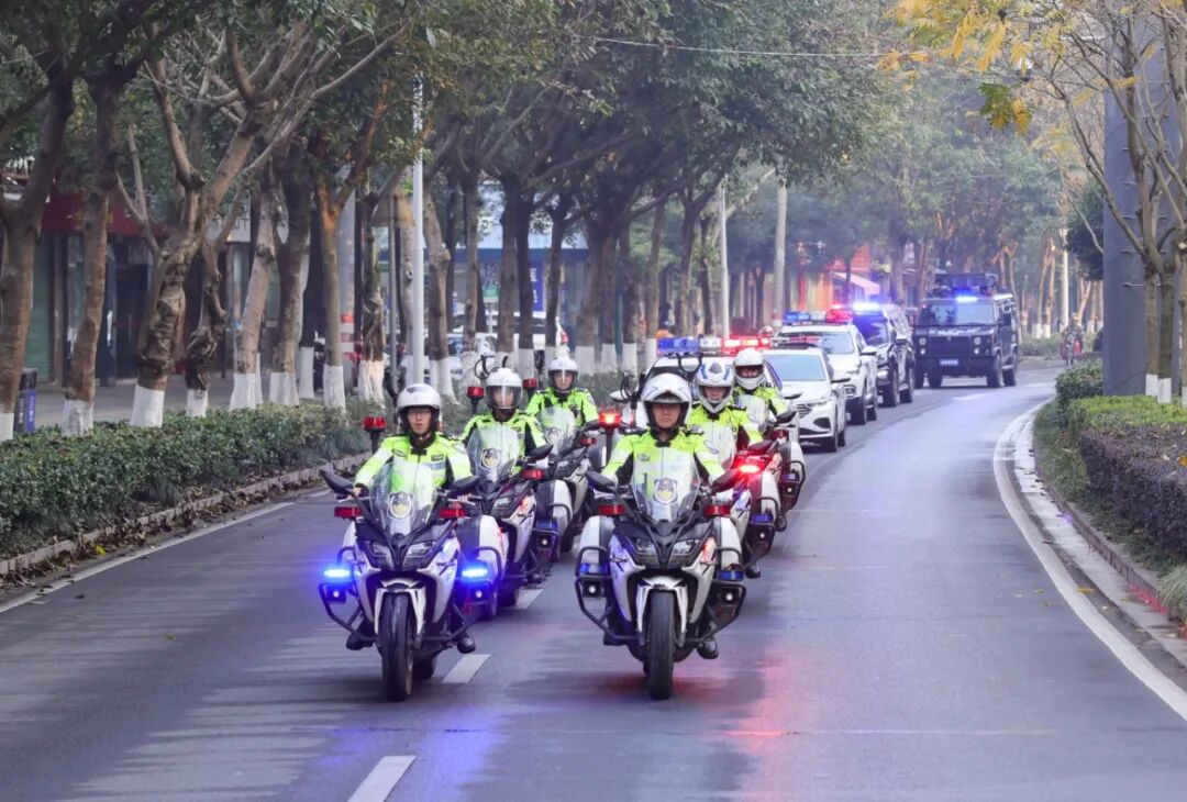 警灯闪烁护平安。.jpg
