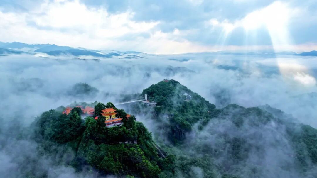 7月19日，全南县天龙山现云雾景观，山间云雾缭绕，宛若仙境。.jpg