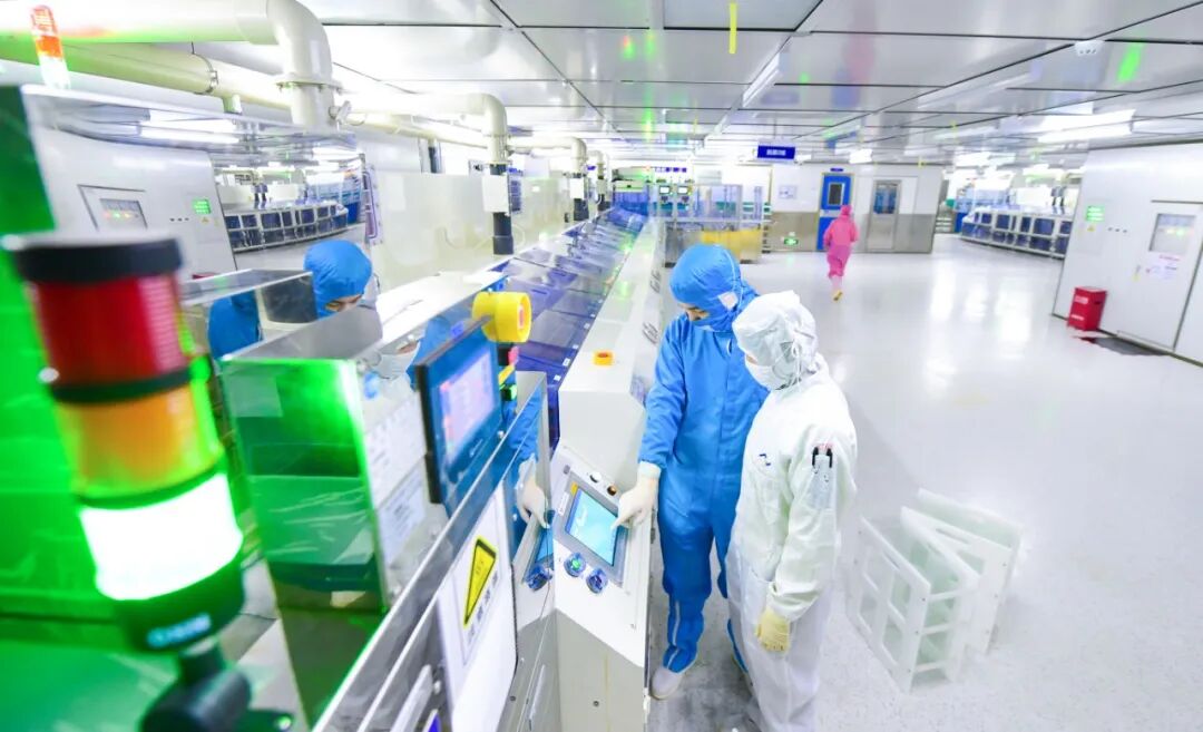 在赣州市秋田微电子有限公司生产车间，企业员工正在赶制中小型液晶显示器和显示模组，准备销往国内外市场。.jpg