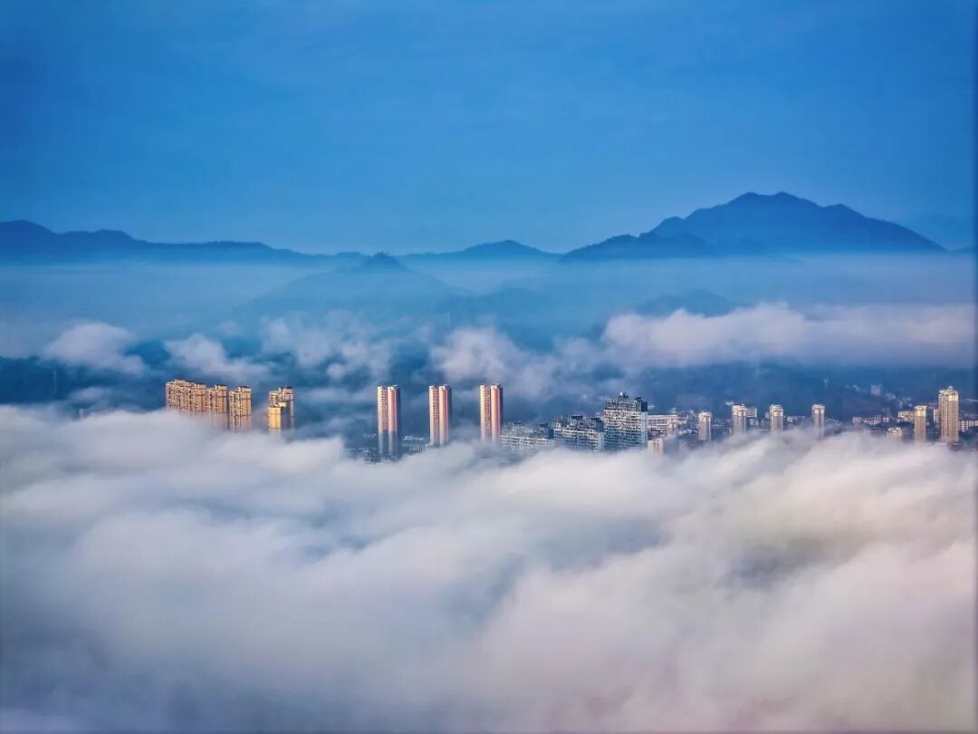 晨雾锁山城（尹其奇   13177754856）.jpg