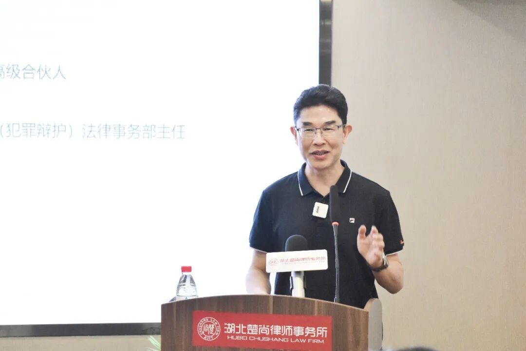 徐光明律师在颁发聘书仪式上,张靓主任为魏汉涛教授颁发刑事重案疑案