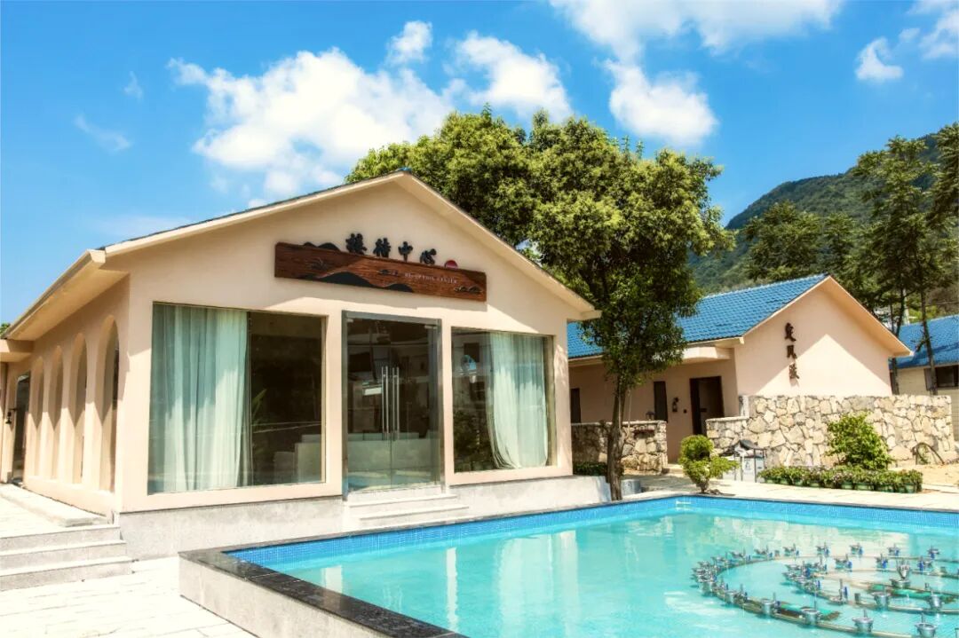 民宿整体建筑外观以原石,灰泥涂料,原木等材料凸显整个外观的野奢