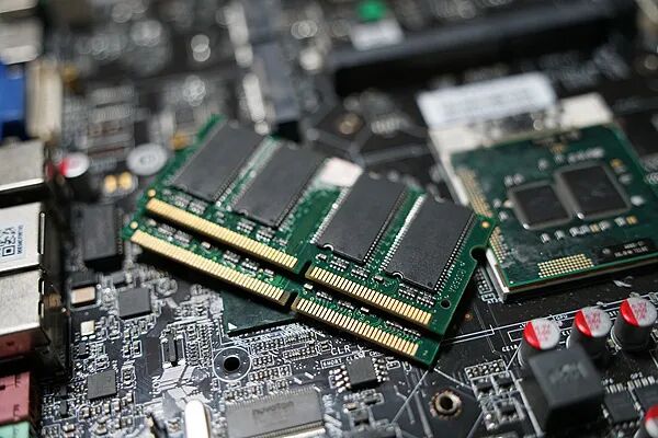 暴涨数月后内存价格迎来大跌，16G内存条1天跌了上百元