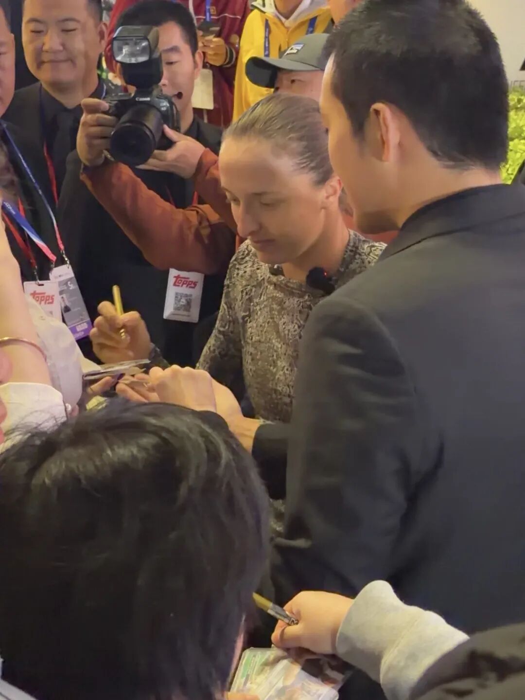 斯瓦泰克在Topps见面会中与粉丝互动。/拍摄：张蕊