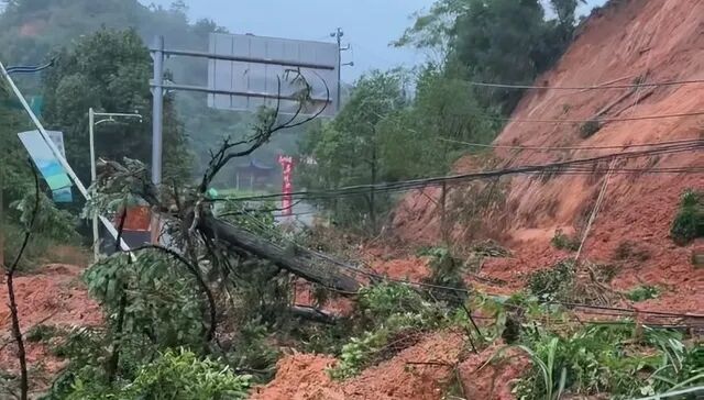 江西遂川县一村庄泥石流致11人失联，急需恢复通讯