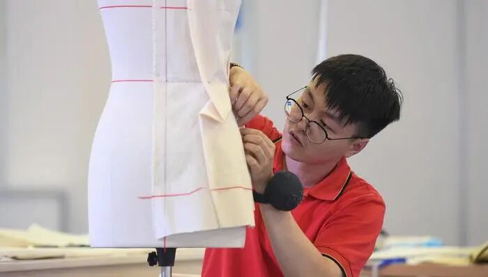 服装厂的百万年薪岗：多地紧缺，技校已开专业｜新技能，新机遇