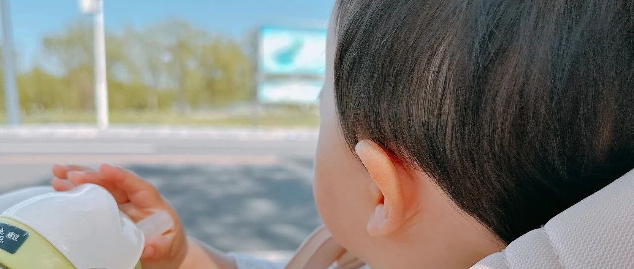 一个十月龄的小宝宝