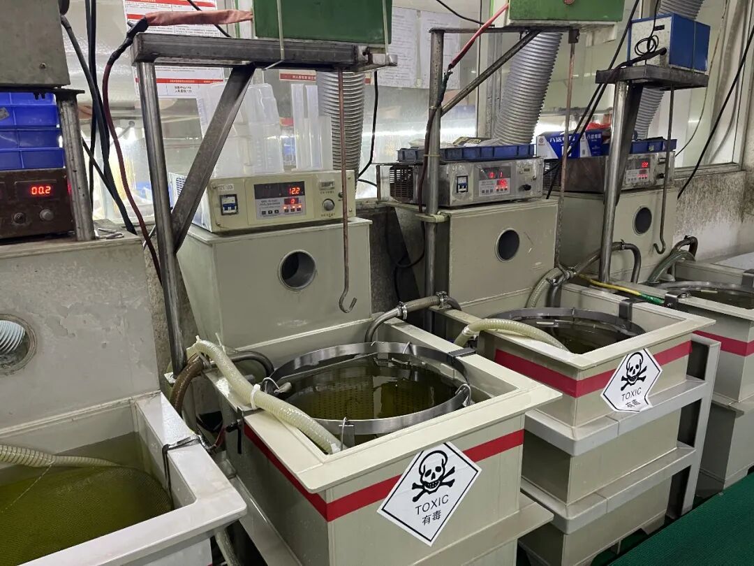 再次用纯净水清洗, 避免银缸里的化学材质影响了下个金属缸(每次电镀