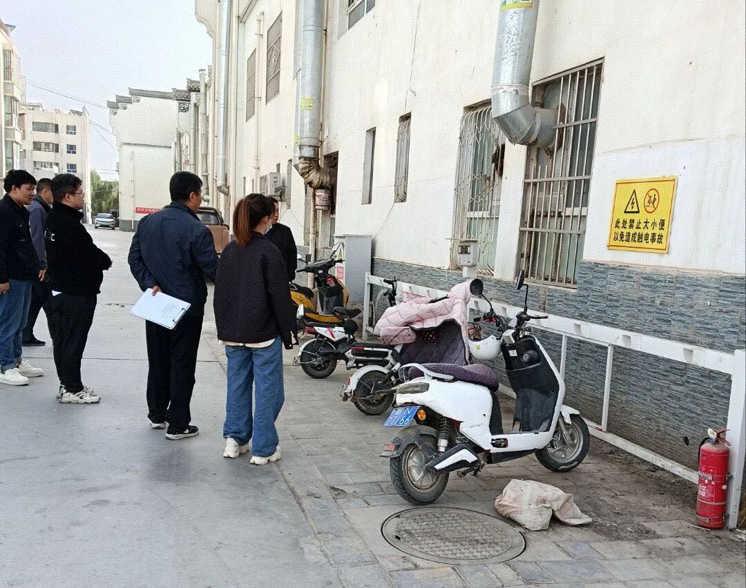 平安昌安 | 十团迎宾路社区开展“拆窗破网”整治行动 守护生命通道