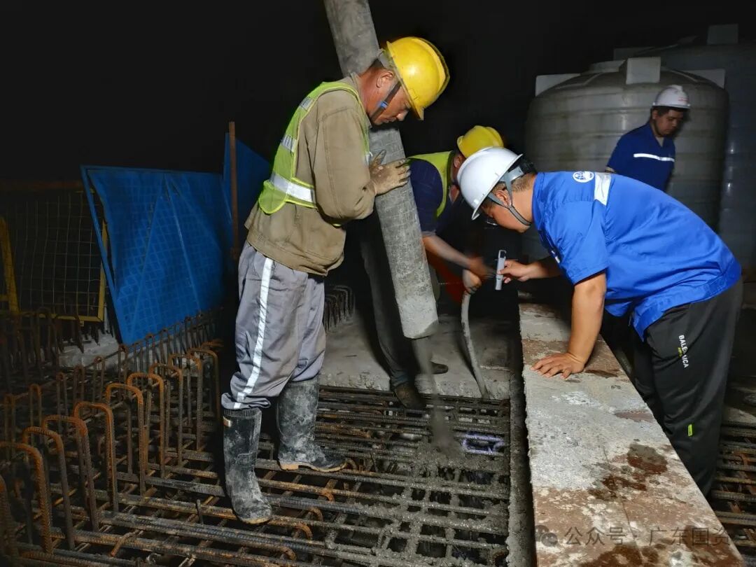 ▲无名渠连续梁合龙段混凝土浇筑