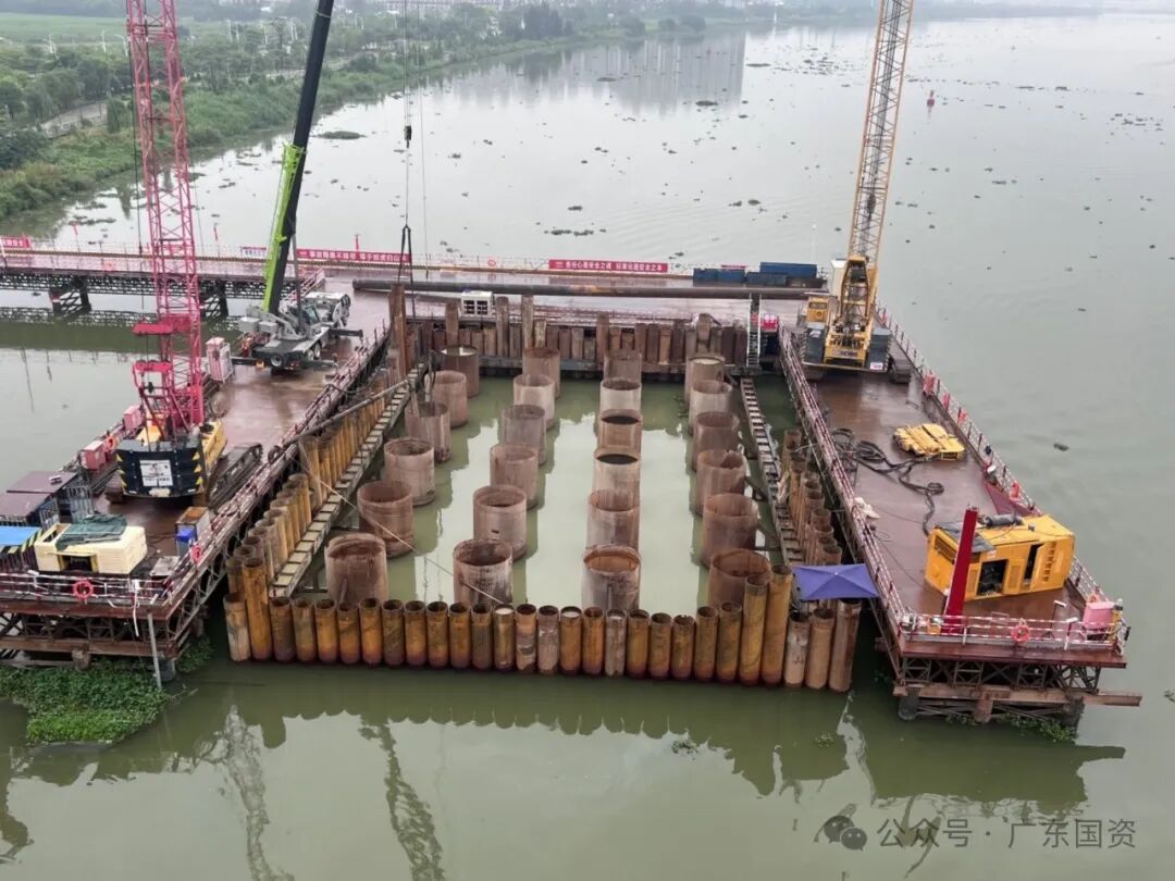 ▲榕江北河斜拉桥首个深水围堰施工现场
