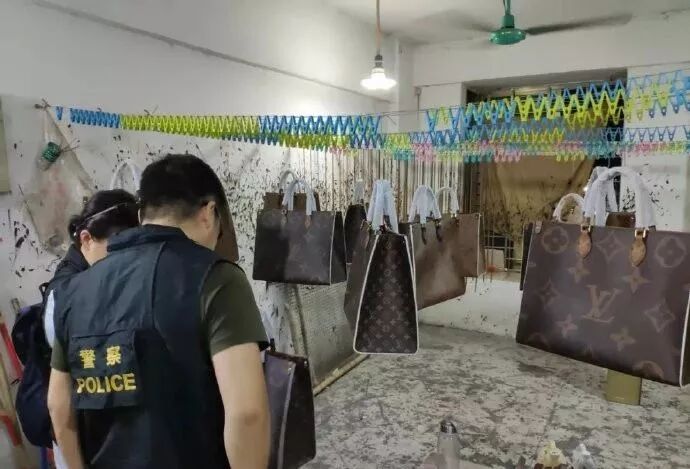 “我在迪拜专柜竟然买到了中国的作坊假货！”18亿山寨奢侈品跨国案被央视曝出！背后竟是...（组图） - 5
