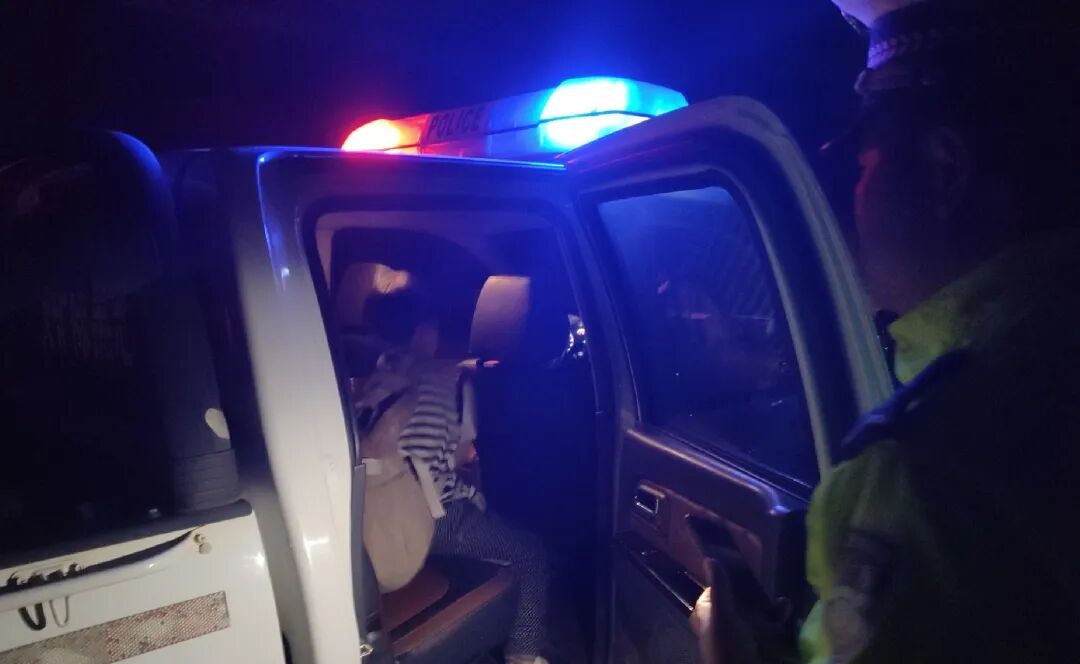 20时10分许,隆回县公安局交通警察大队桃花坪交警中队巡逻至隆回县