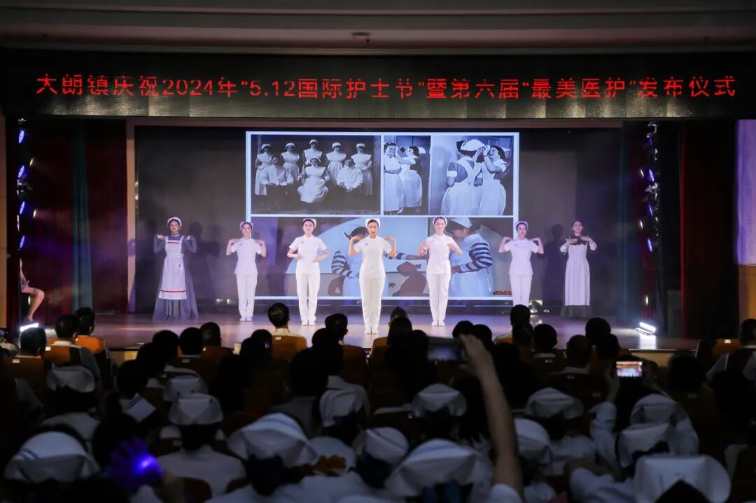 不同的护士岗位,有着不同的服装,在时尚秀里,护士们通过服装走秀,展现
