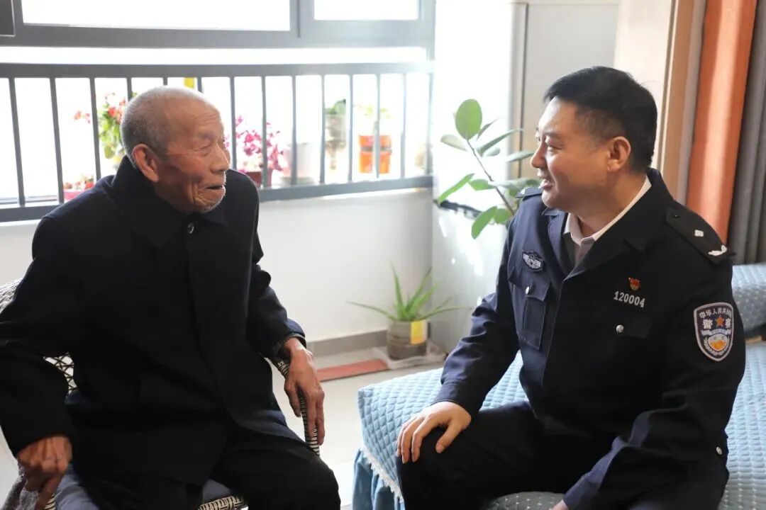 者到午方北庄村探望对越自卫反击战老战士,为老人义诊并讲解保健知识