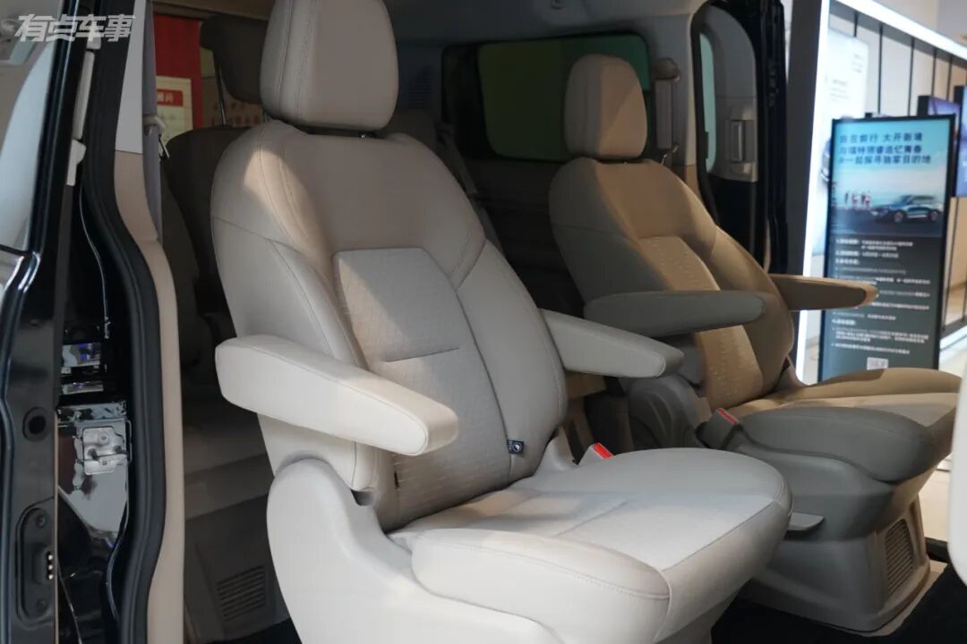 途睿欧的亮点所在,得益于硕大的车身设计,也让车内具备宽敞的内部空间