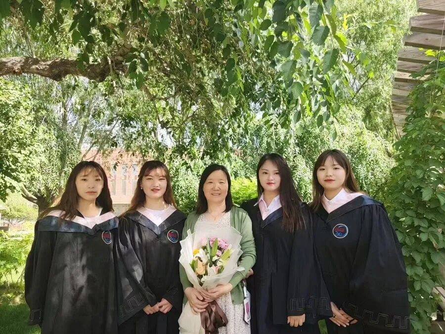 李惠芬（左三）与即将奔赴新疆工作的学生们合影。受访者供图
