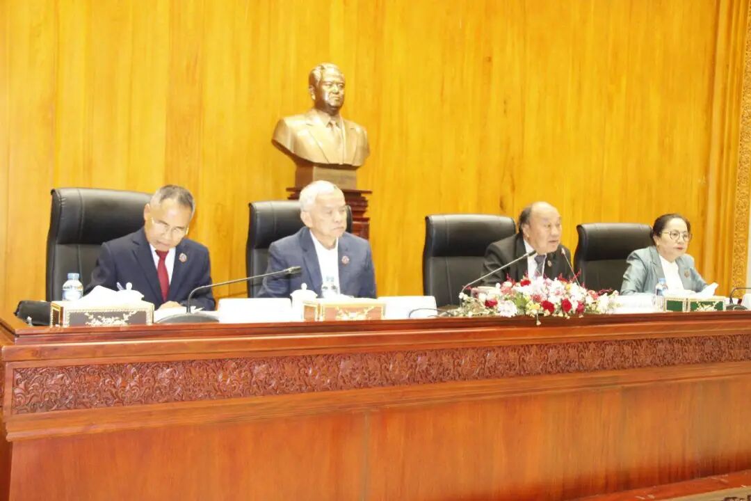 没有照片描述。