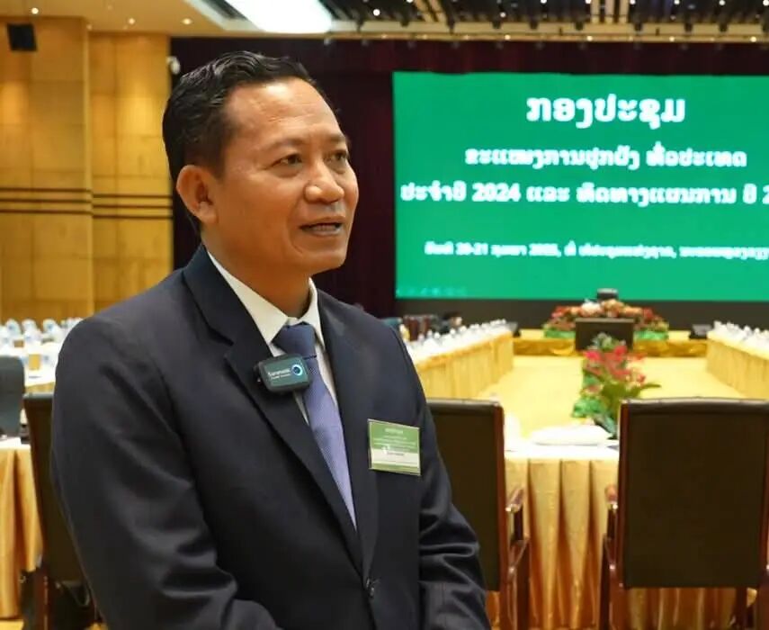 可能是包含下列内容的图片：1 位用户、讲台和文字